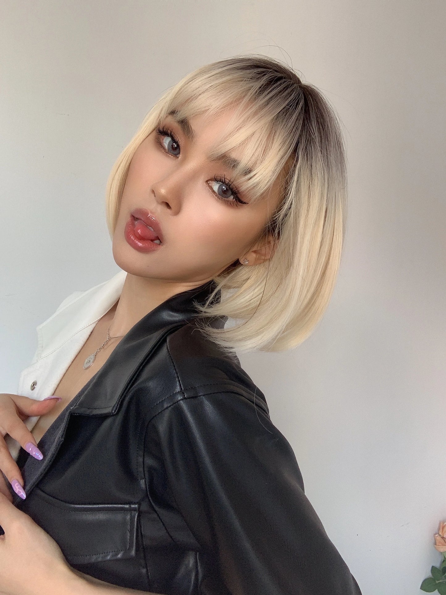 LOUIS FERRE Blonde Short Bob Wigs with Bangs Heat Resistant Synthetic Daily Cosplay Ombre Blonde Hair Wigs for White/Black Women